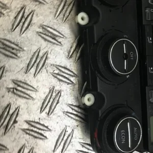 Op = Op Bedieningselement airconditioning VW Golf V (1K1)